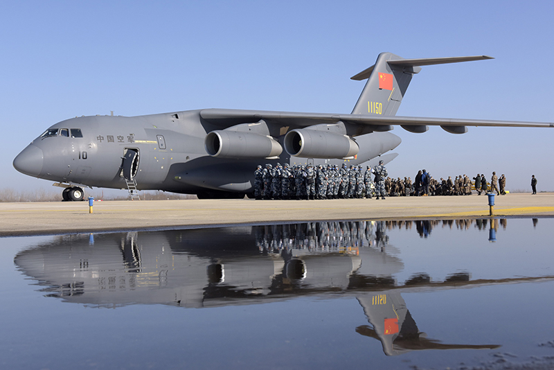 空地联运 军队又一批1200名医护人员抵达武汉