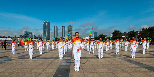 “生活在日照就是幸?！毙挛派阌白髌废殖∑姥〗峁蚁?  border=