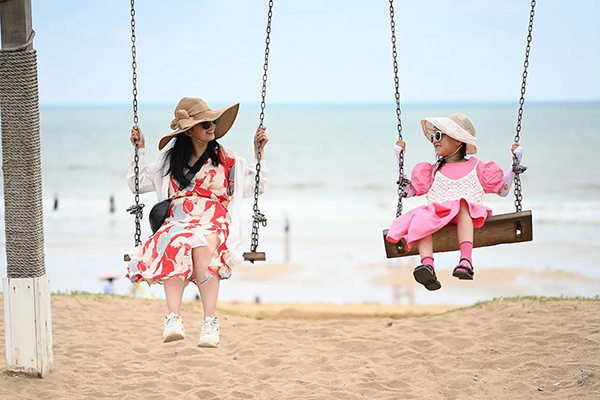 “生活在日照就是幸?！毙挛派阌白髌废殖∑姥〗峁蚁?  border=