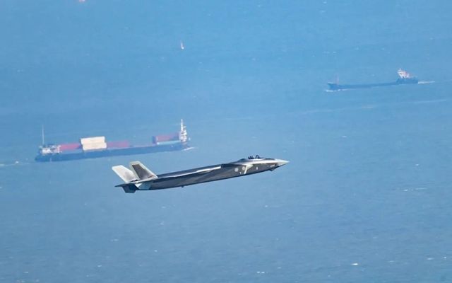 索尼微单：为速度而生，定格航空摄影之美