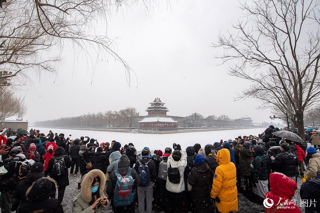 2月13日，雪中的故宫角楼，引来无数市民及游客驻足赏景。人民网记者翁奇羽摄