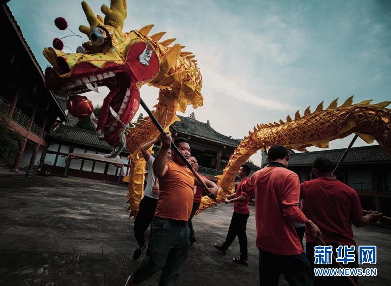 火龙灯舞:火树银花迸发的视觉盛宴 火龙灯舞:火树银花迸发的视觉盛宴