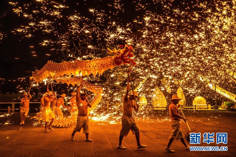 火龙灯舞:火树银花迸发的视觉盛宴 火龙灯舞:火树银花迸发的视觉盛宴