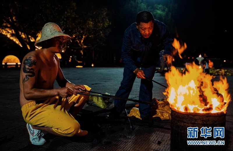 火龙灯舞:火树银花迸发的视觉盛宴 火龙灯舞:火树银花迸发的视觉盛宴