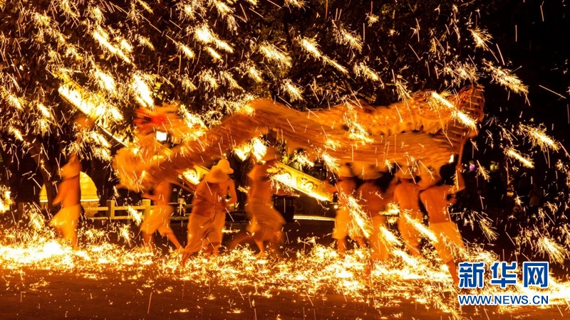 火龙灯舞:火树银花迸发的视觉盛宴 火龙灯舞:火树银花迸发的视觉盛宴