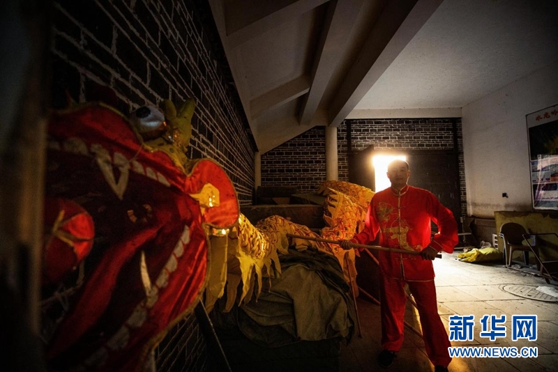 火龙灯舞:火树银花迸发的视觉盛宴 火龙灯舞:火树银花迸发的视觉盛宴