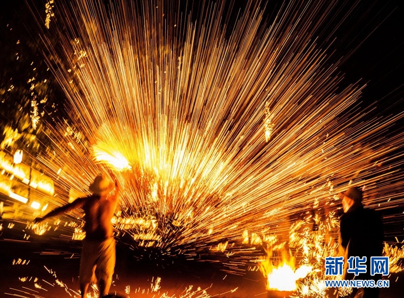 火龙灯舞:火树银花迸发的视觉盛宴 火龙灯舞:火树银花迸发的视觉盛宴