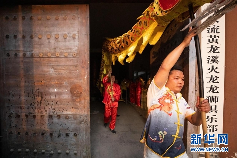 火龙灯舞:火树银花迸发的视觉盛宴 火龙灯舞:火树银花迸发的视觉盛宴