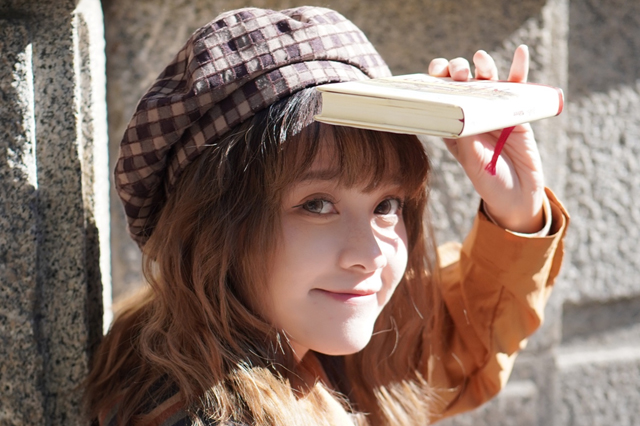 如何用索尼 ZV-E10 与小蛋糕镜头街拍少女人像 如何用索尼 ZV-E10 与小蛋糕镜头街拍少女人像