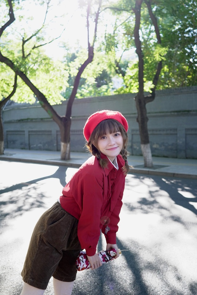 如何用索尼 ZV-E10 与小蛋糕镜头街拍少女人像 如何用索尼 ZV-E10 与小蛋糕镜头街拍少女人像