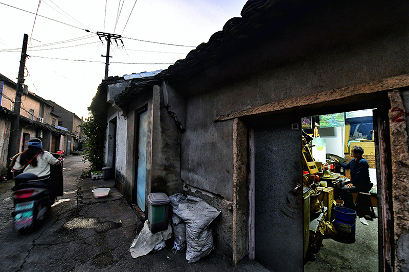 收废品的“陋室画家”:怀揣理想 好梦不怕晚 收废品的“陋室画家”:怀揣理想 好梦不怕晚