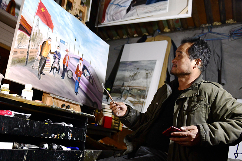 收废品的“陋室画家”:怀揣理想 好梦不怕晚 收废品的“陋室画家”:怀揣理想 好梦不怕晚