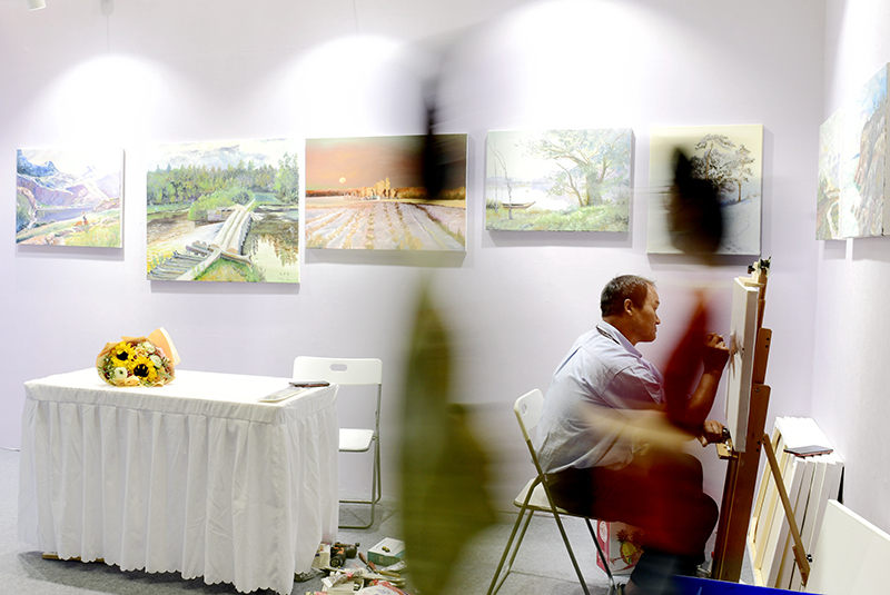 收废品的“陋室画家”:怀揣理想 好梦不怕晚 收废品的“陋室画家”:怀揣理想 好梦不怕晚