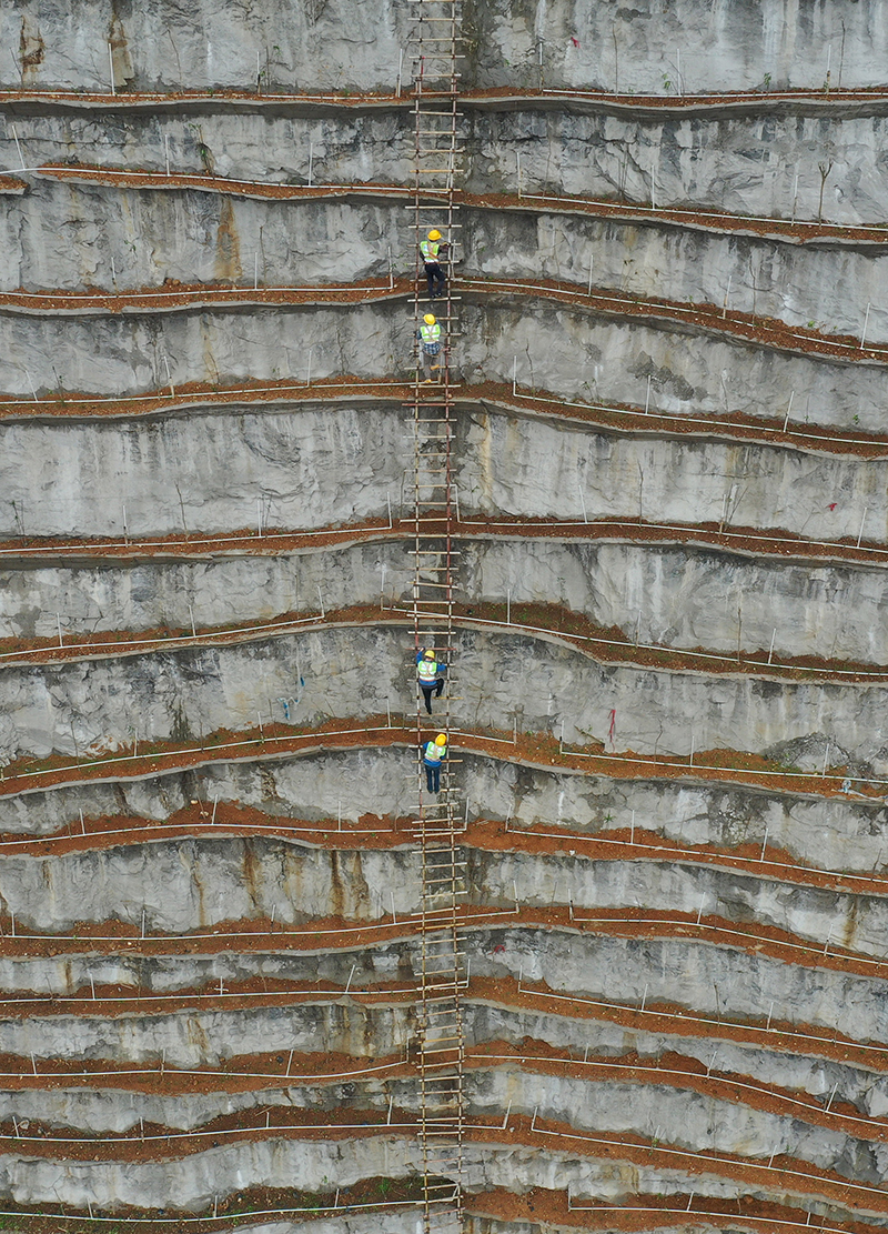 勇攀“天梯” 还“绿”于山 勇攀“天梯” 还“绿”于山