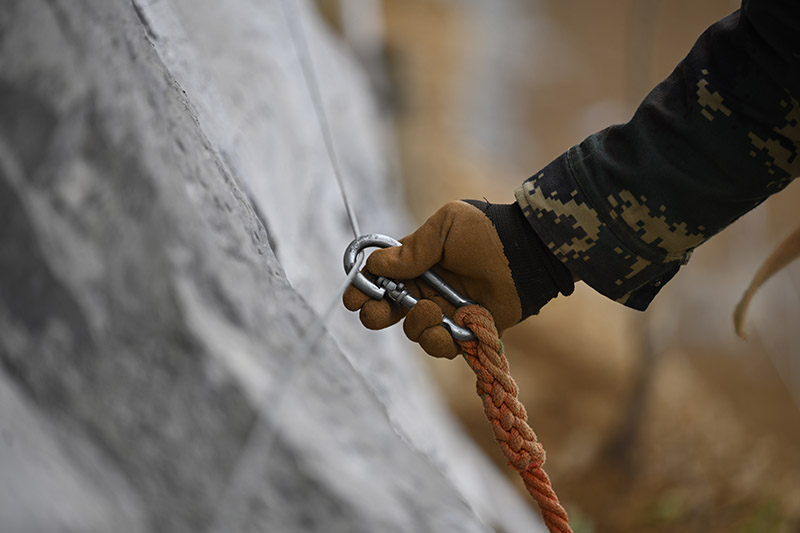 勇攀“天梯” 还“绿”于山 勇攀“天梯” 还“绿”于山