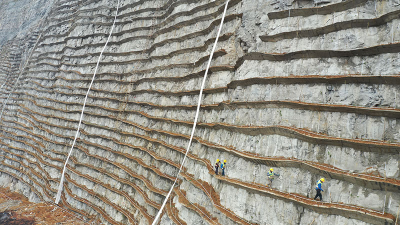 勇攀“天梯” 还“绿”于山 勇攀“天梯” 还“绿”于山