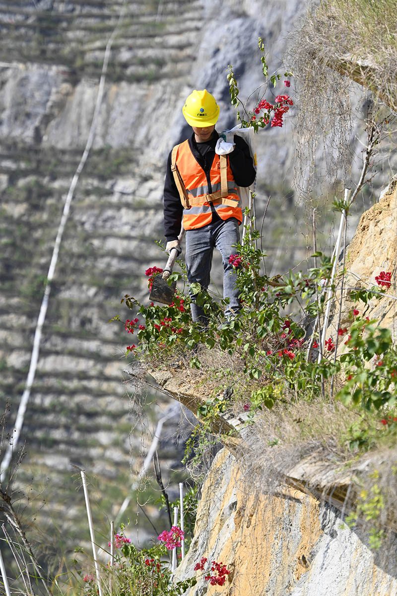 勇攀“天梯” 还“绿”于山 勇攀“天梯” 还“绿”于山