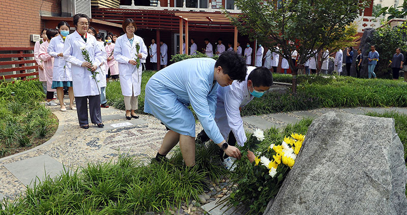 Scientists give thanks to lab friends 动物模型:疫情防控的另一条战线 Scientists give thanks to lab friends 动物模型:疫情防控的另一条战线