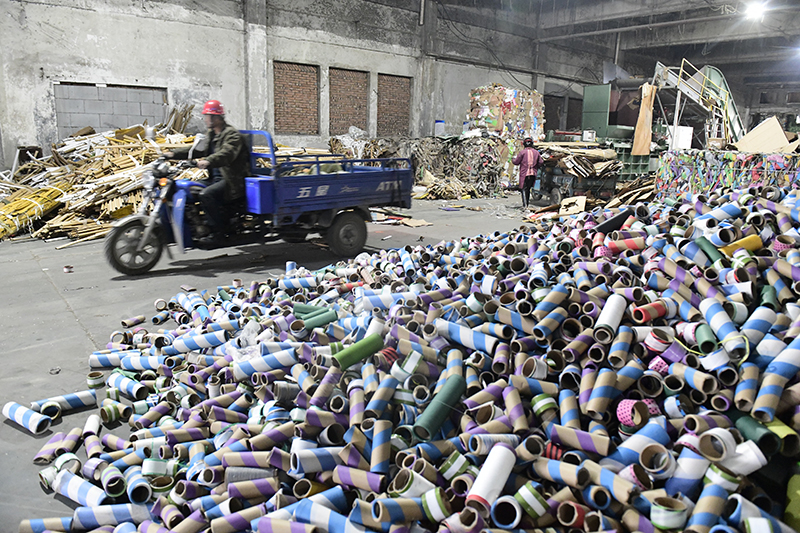 收废品的“陋室画家”:怀揣理想 好梦不怕晚 收废品的“陋室画家”:怀揣理想 好梦不怕晚