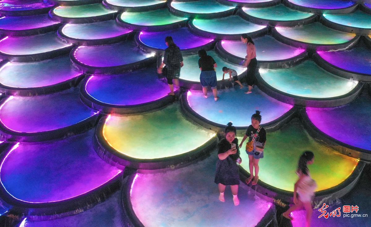 河北遵化：彩色鱼鳞坝受青睐