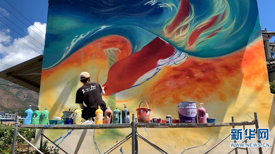 “95后”墙绘师回乡 把村子画成打卡点 “95后”墙绘师回乡 把村子画成打卡点