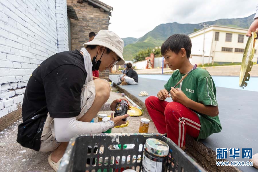 “95后”墙绘师回乡 把村子画成打卡点 “95后”墙绘师回乡 把村子画成打卡点