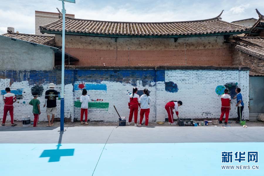 “95后”墙绘师回乡 把村子画成打卡点 “95后”墙绘师回乡 把村子画成打卡点