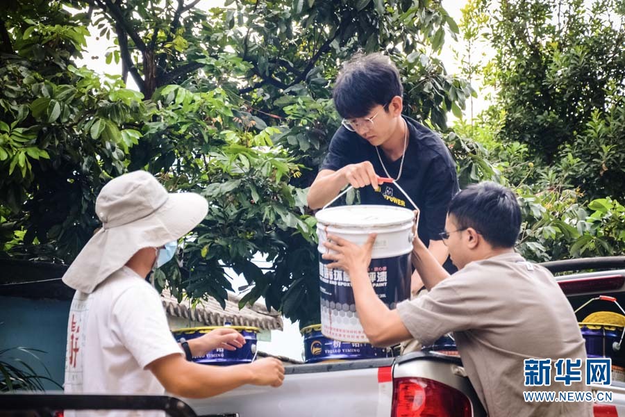 “95后”墙绘师回乡 把村子画成打卡点 “95后”墙绘师回乡 把村子画成打卡点