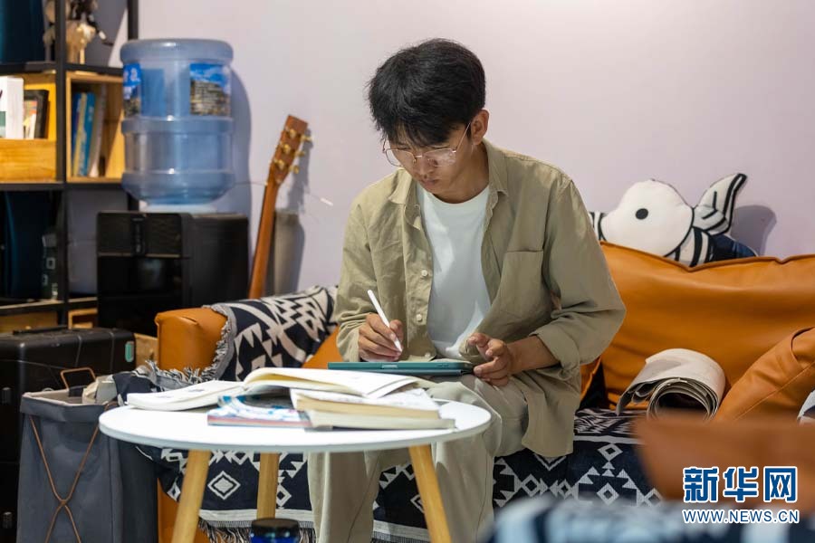 “95后”墙绘师回乡 把村子画成打卡点 “95后”墙绘师回乡 把村子画成打卡点