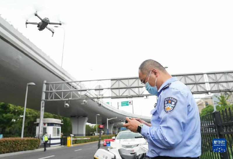 上海:无人机参与交通执勤 上海:无人机参与交通执勤
