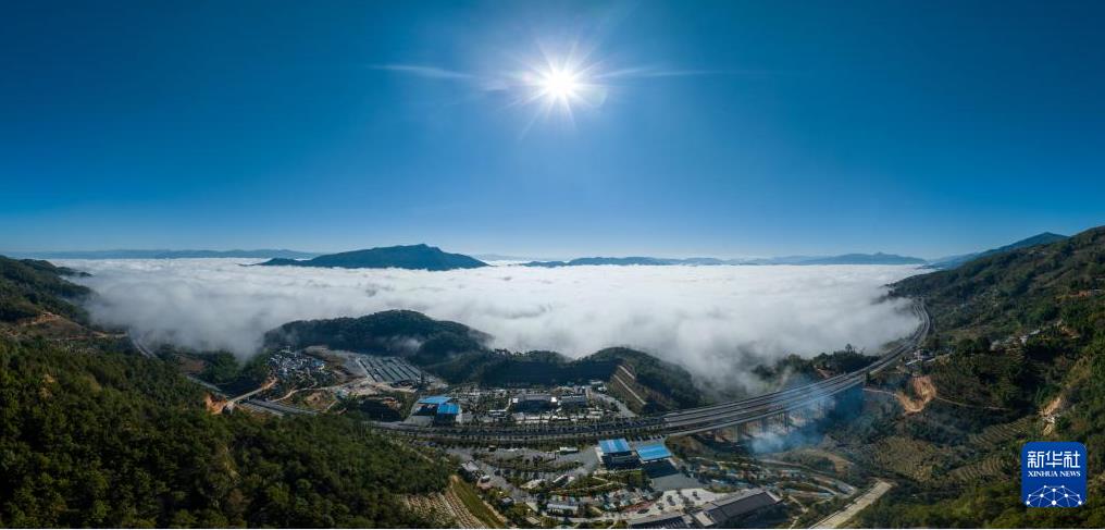 无人机航拍视角:云南临沧苍茫云海间 无人机航拍视角:云南临沧苍茫云海间