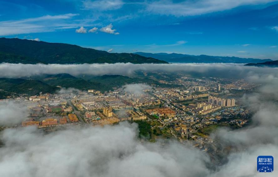 无人机航拍视角:云南临沧苍茫云海间 无人机航拍视角:云南临沧苍茫云海间