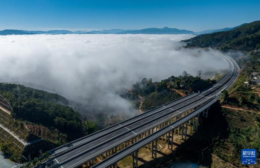 无人机航拍视角:云南临沧苍茫云海间 无人机航拍视角:云南临沧苍茫云海间