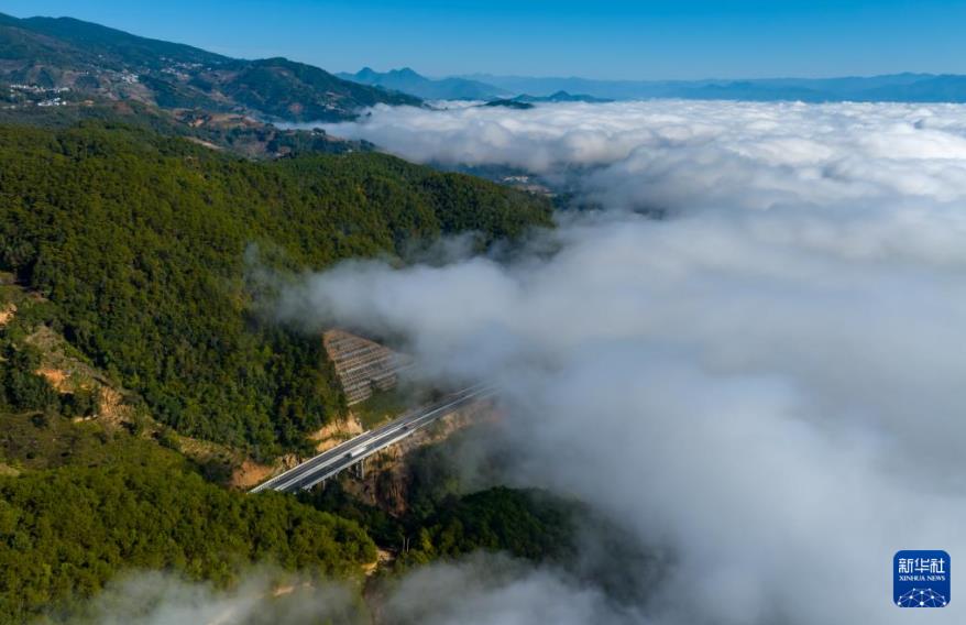 无人机航拍视角:云南临沧苍茫云海间 无人机航拍视角:云南临沧苍茫云海间