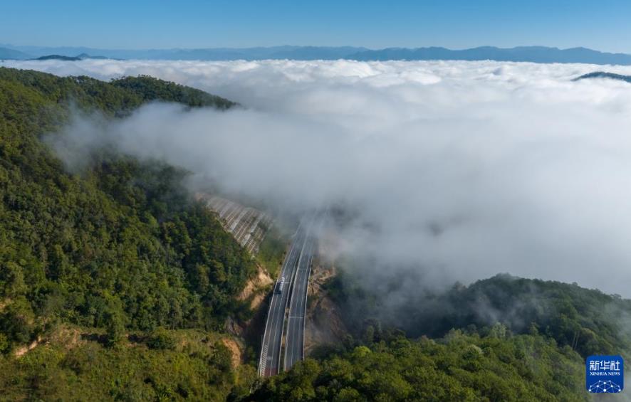 无人机航拍视角:云南临沧苍茫云海间 无人机航拍视角:云南临沧苍茫云海间