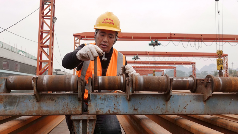 除夕，他们奋战在贵南高铁建设工地