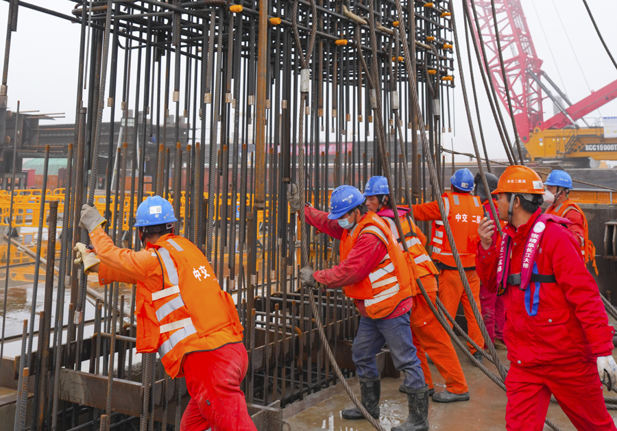 坚守岗位的大桥建设者