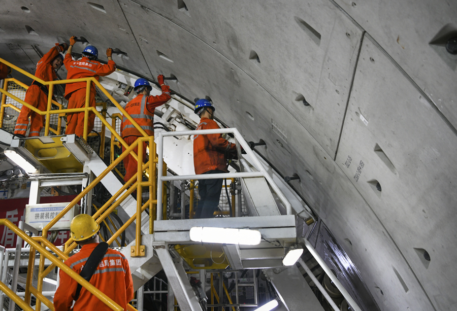 长江下面，有一群春节“不回家”的人