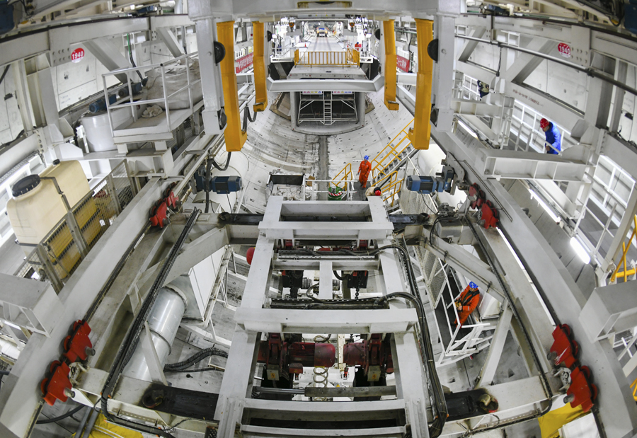 长江下面，有一群春节“不回家”的人