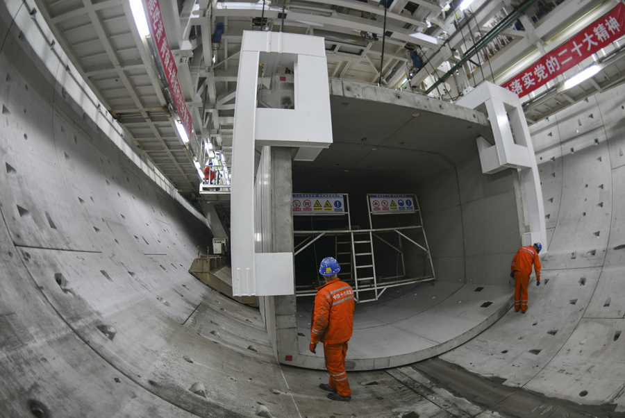 长江下面，有一群春节“不回家”的人