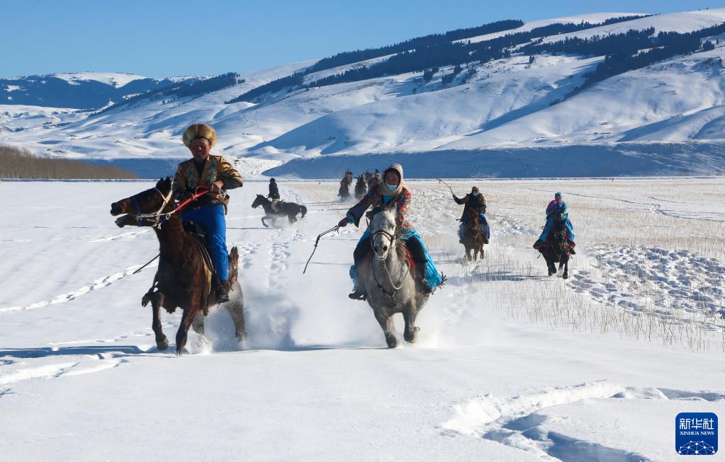 新华全媒+丨新疆四季:冬——“冰火”二重奏