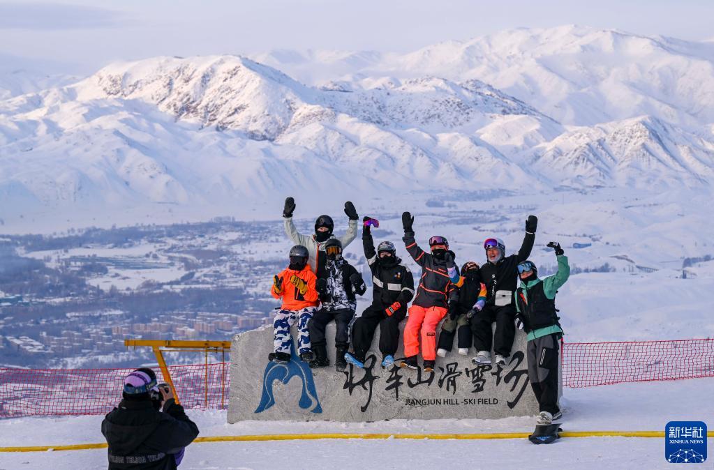 新华全媒+丨新疆四季:冬——“冰火”二重奏