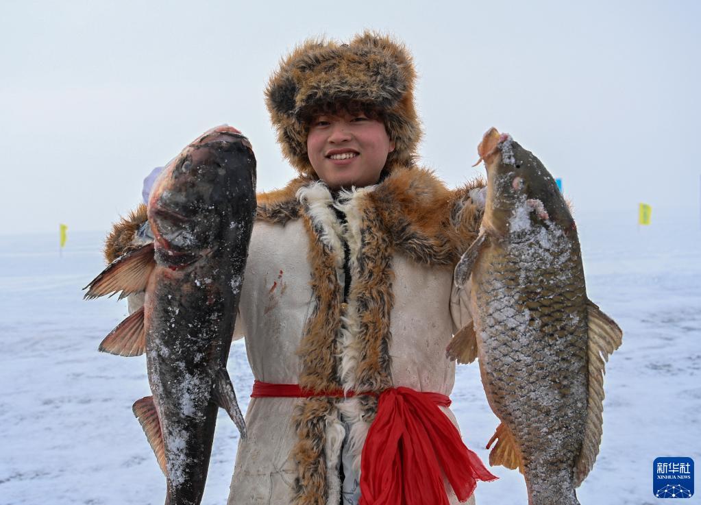 新华全媒+丨新疆四季:冬——“冰火”二重奏