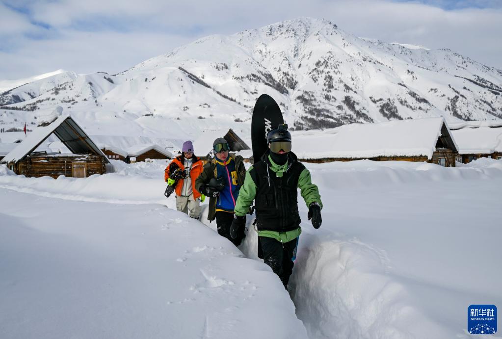 新华全媒+丨新疆四季:冬——“冰火”二重奏