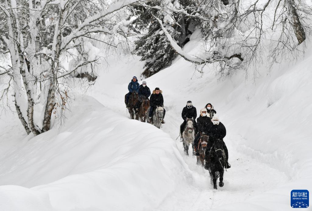 新华全媒+丨新疆四季:冬——“冰火”二重奏