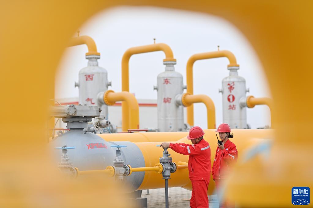 新华全媒+丨新疆四季:冬——“冰火”二重奏