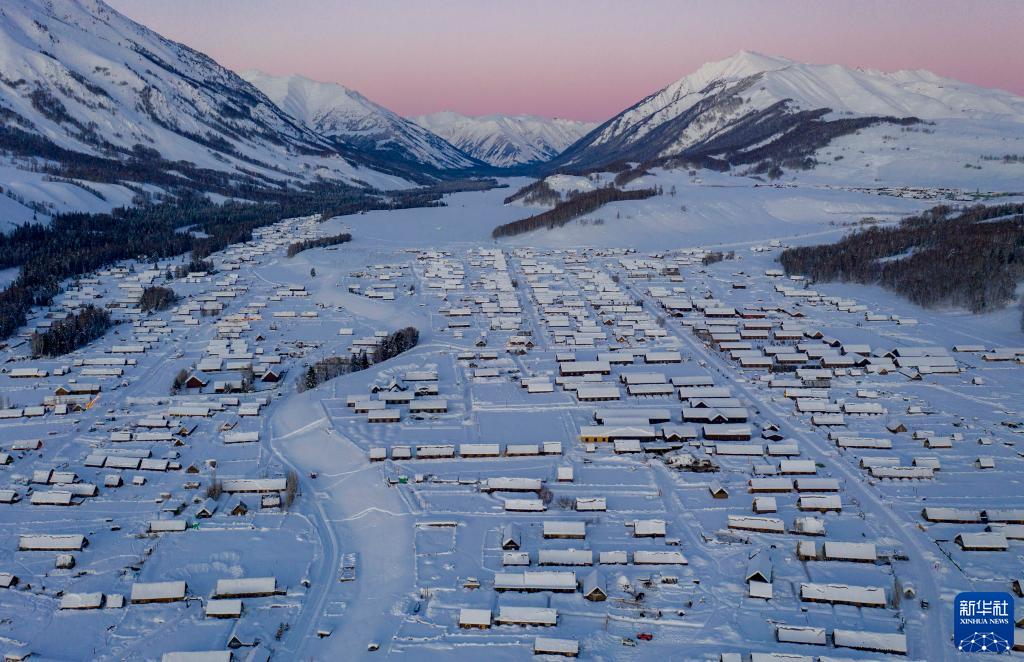 新华全媒+丨新疆四季:冬——“冰火”二重奏