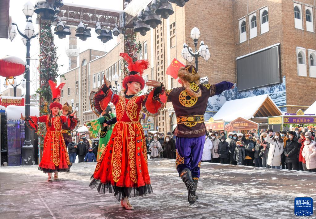 新华全媒+丨新疆四季:冬——“冰火”二重奏