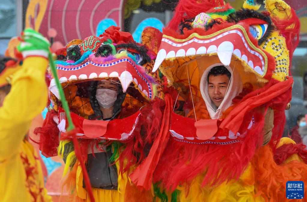 新华全媒+丨新疆四季:冬——“冰火”二重奏