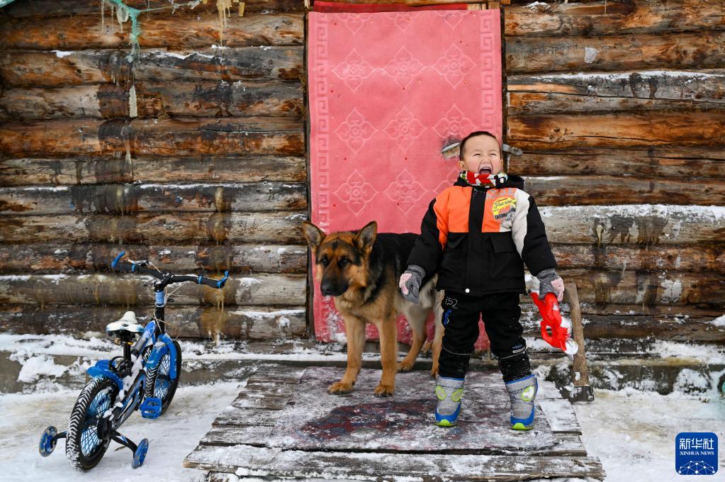 新华全媒+丨新疆四季:冬——“冰火”二重奏